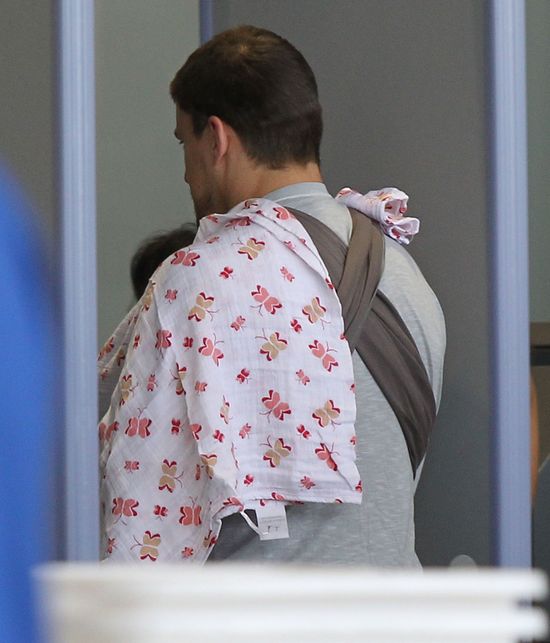 Channing Tatum z żoną i córeczką na lotnisku (FOTO)