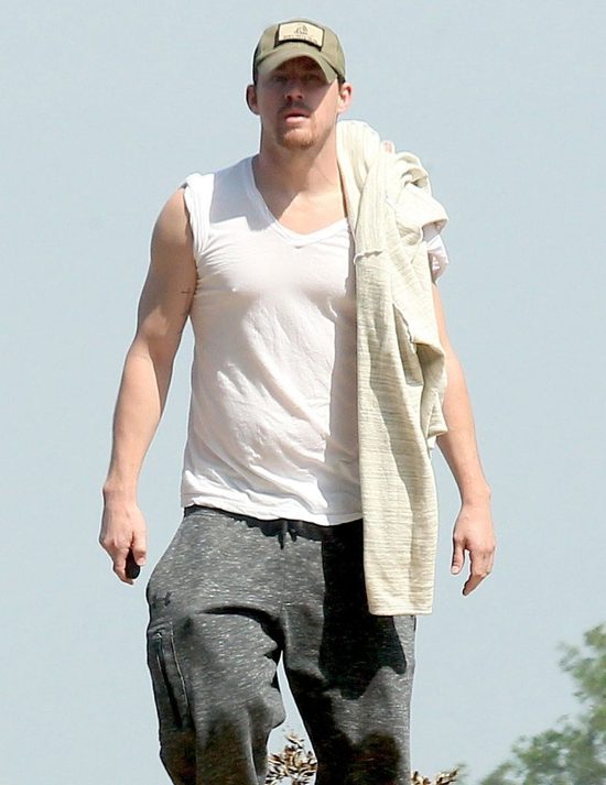 Tatuś mógłby trochę potrenować dźwigając córeczkę (FOTO) Tatuś mógłby trochę potrenować dźwigając córeczkę (FOTO)