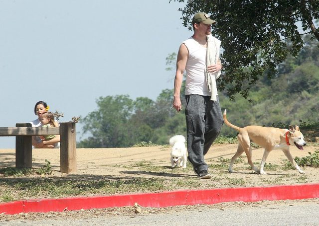 Tatuś mógłby trochę potrenować dźwigając córeczkę (FOTO) Tatuś mógłby trochę potrenować dźwigając córeczkę (FOTO)