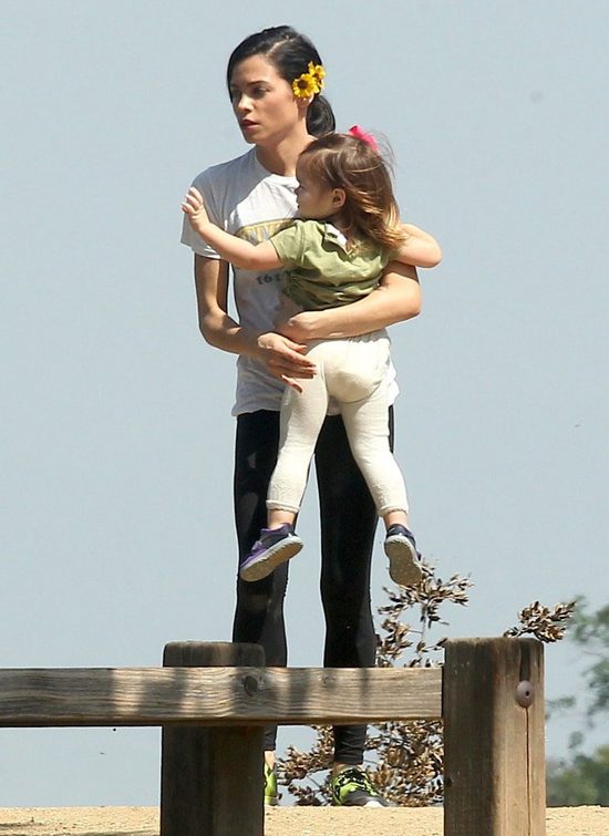 Tatuś mógłby trochę potrenować dźwigając córeczkę (FOTO) Tatuś mógłby trochę potrenować dźwigając córeczkę (FOTO)