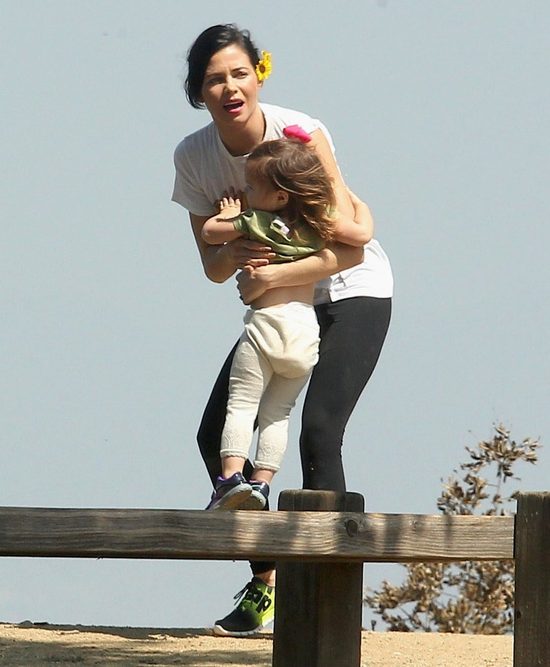 Tatuś mógłby trochę potrenować dźwigając córeczkę (FOTO) Tatuś mógłby trochę potrenować dźwigając córeczkę (FOTO)