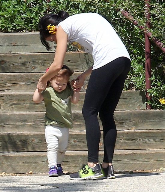 Tatuś mógłby trochę potrenować dźwigając córeczkę (FOTO) Tatuś mógłby trochę potrenować dźwigając córeczkę (FOTO)