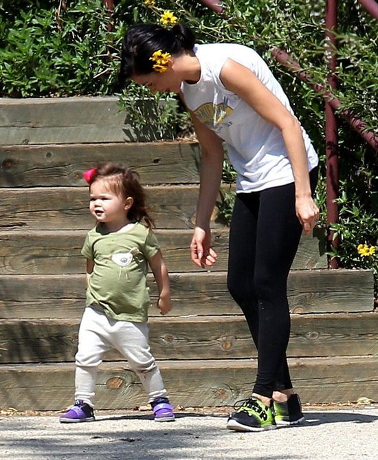 Tatuś mógłby trochę potrenować dźwigając córeczkę (FOTO) Tatuś mógłby trochę potrenować dźwigając córeczkę (FOTO)