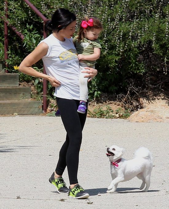 Tatuś mógłby trochę potrenować dźwigając córeczkę (FOTO) Tatuś mógłby trochę potrenować dźwigając córeczkę (FOTO)