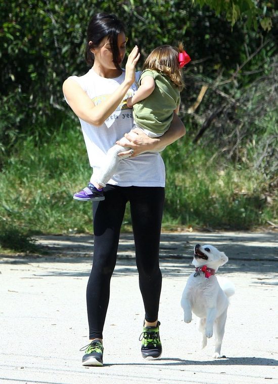 Tatuś mógłby trochę potrenować dźwigając córeczkę (FOTO) Tatuś mógłby trochę potrenować dźwigając córeczkę (FOTO)