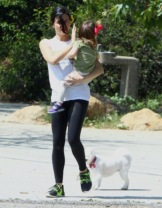 Tatuś mógłby trochę potrenować dźwigając córeczkę (FOTO)