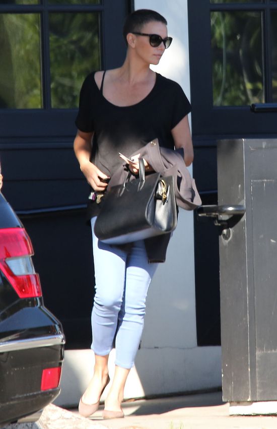 Poznalibyście ją w fryzurze a la Sinead O'Connor? (FOTO)