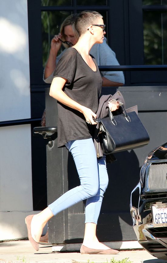 Poznalibyście ją w fryzurze a la Sinead O'Connor? (FOTO)