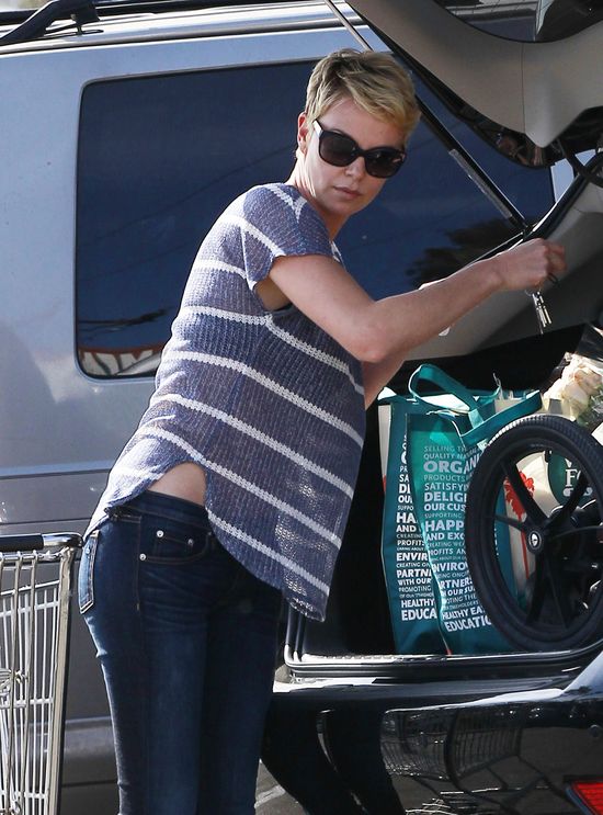 Charlize Theron wciąż ma pretensje do Ameryki (FOTO)