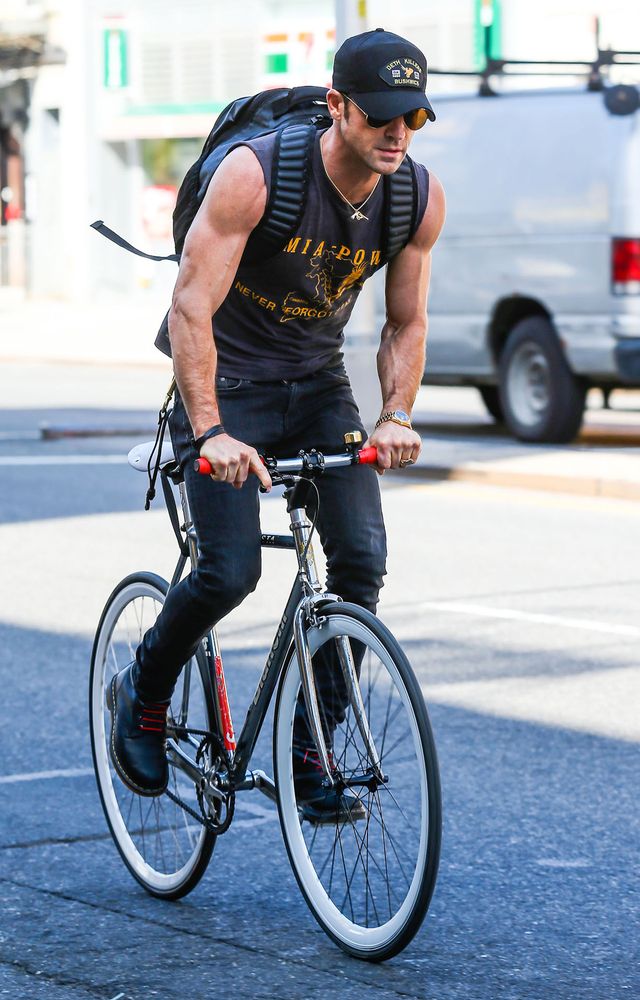 W takie ramiona rzuca się Jennifer Aniston (FOTO)