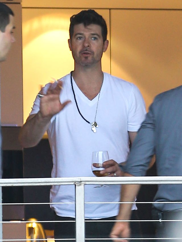 Żonaty Robin Thicke flirtuje z seksowną dziewczyną