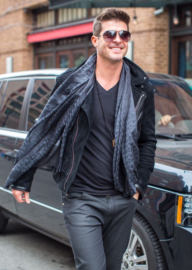 Robin Thicke w małżeńskim łóżku z nagimi panienkami