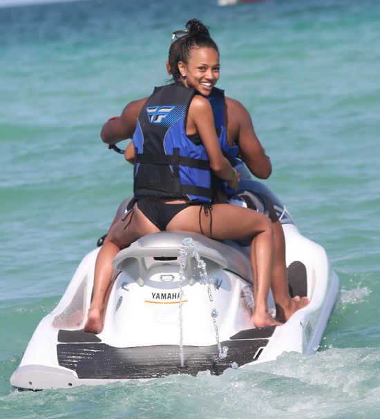 Rywalka Rihanny w bikini (FOTO) Rywalka Rihanny w bikini (FOTO)