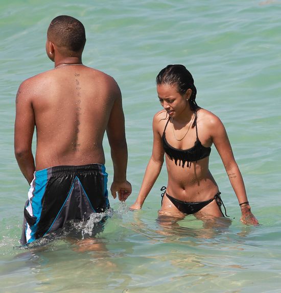 Rywalka Rihanny w bikini (FOTO) Rywalka Rihanny w bikini (FOTO)