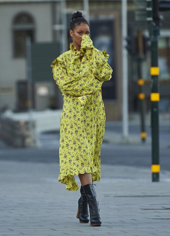 Rihanna odsłania biust na Instagramie! Czy prosi się o bana? (FOTO)