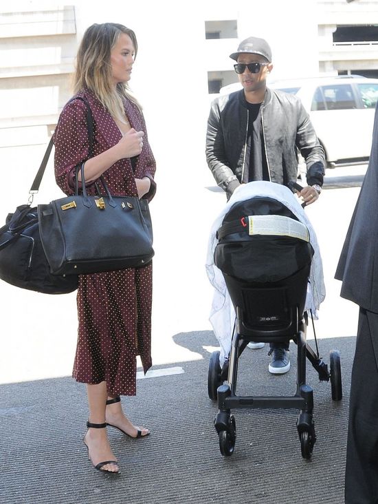 John Legend pokazał śliczne zdjęcie swojej córeczki! Podobna do Chrissy Teigen? John Legend pokazał śliczne zdjęcie swojej córeczki! Podobna do Chrissy Teigen?