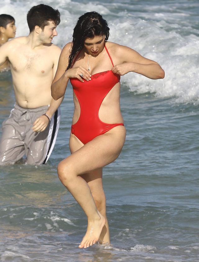 Przyjaciółka Kim Kardashian pokazała sutek na plaży (FOTO) Przyjaciółka Kim Kardashian pokazała sutek na plaży (FOTO)