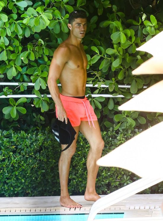 Cristiano Ronaldo maluje... paznokcie u stóp?! (FOTO) Cristiano Ronaldo maluje... paznokcie u stóp?! (FOTO)