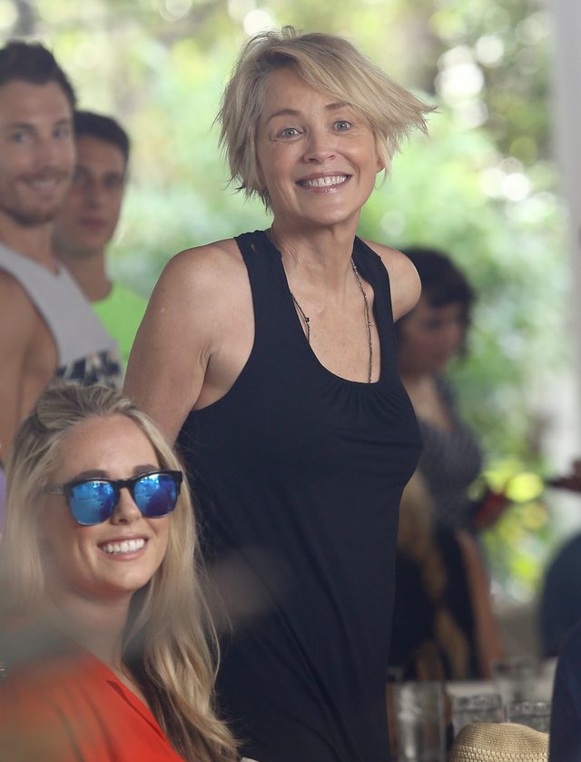 Sharon Stone bez ciężkiego makijażu wygląda na swój wiek?