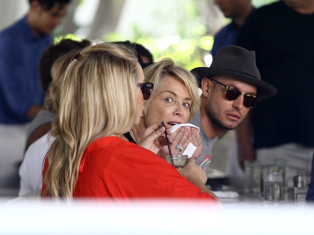 Sharon Stone bez ciężkiego makijażu wygląda na swój wiek?