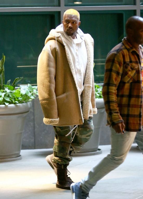 Kanye West wygląda teraz jak... clown? Znowu przefarbował włosy!