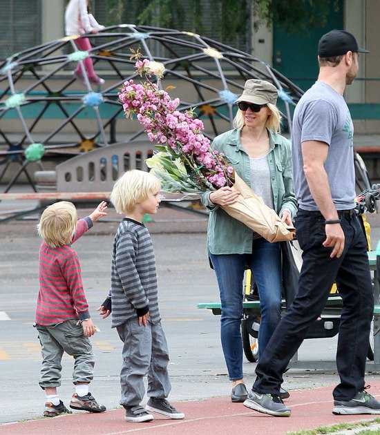 Naomi Watts szaleje w parku z całą rodzinką (FOTO)