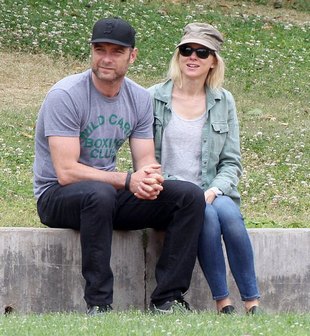 Naomi Watts szaleje w parku z całą rodzinką (FOTO) Naomi Watts szaleje w parku z całą rodzinką (FOTO)