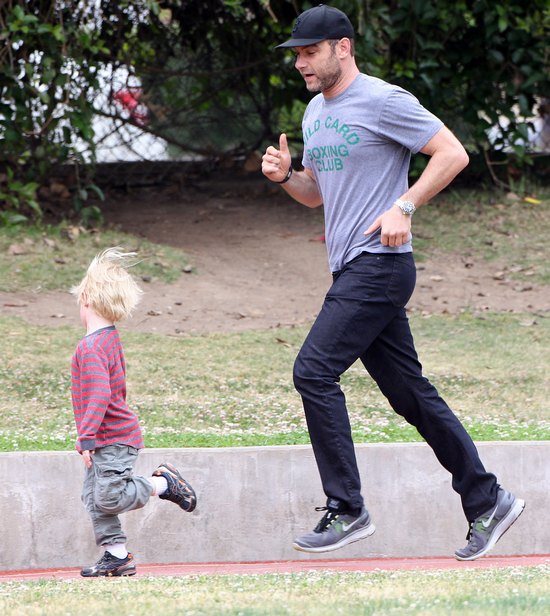 Naomi Watts szaleje w parku z całą rodzinką (FOTO) Naomi Watts szaleje w parku z całą rodzinką (FOTO)