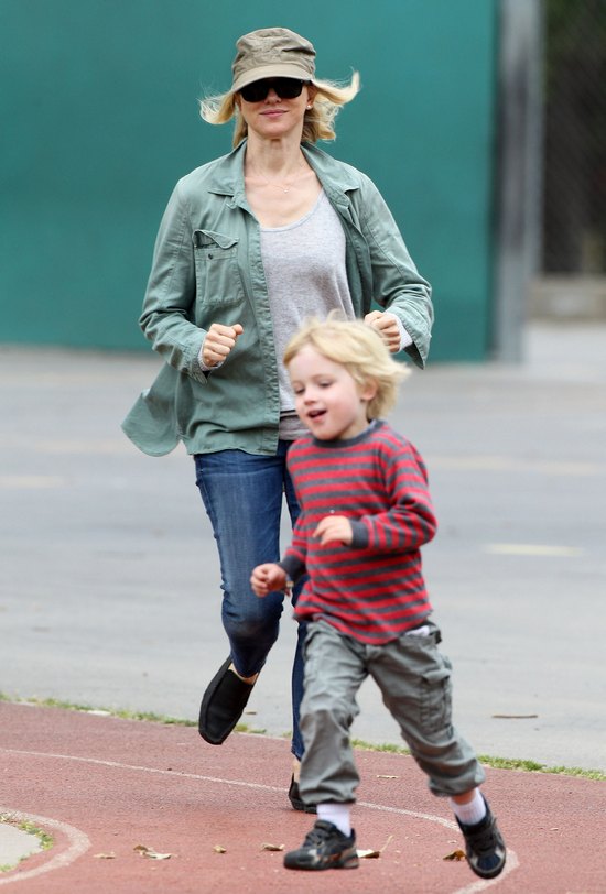 Naomi Watts szaleje w parku z całą rodzinką (FOTO) Naomi Watts szaleje w parku z całą rodzinką (FOTO)