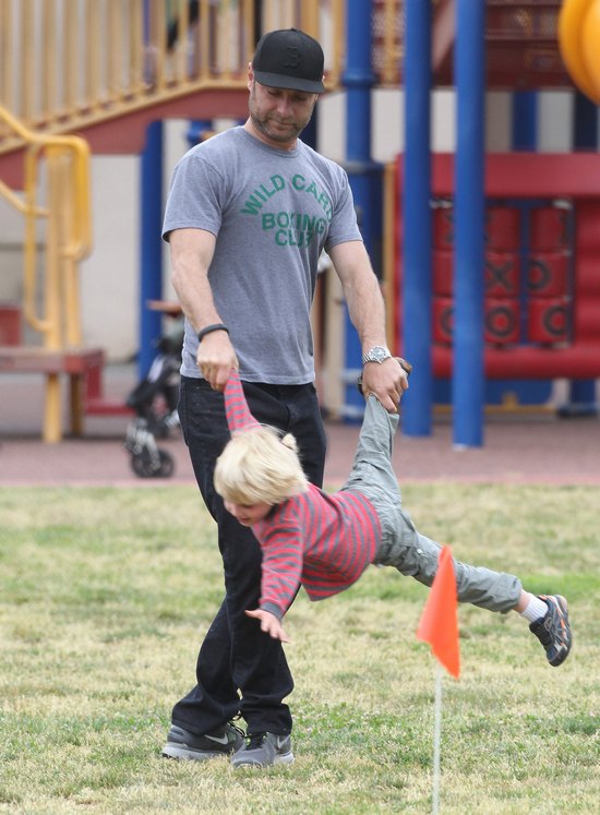 Naomi Watts szaleje w parku z całą rodzinką (FOTO) Naomi Watts szaleje w parku z całą rodzinką (FOTO)