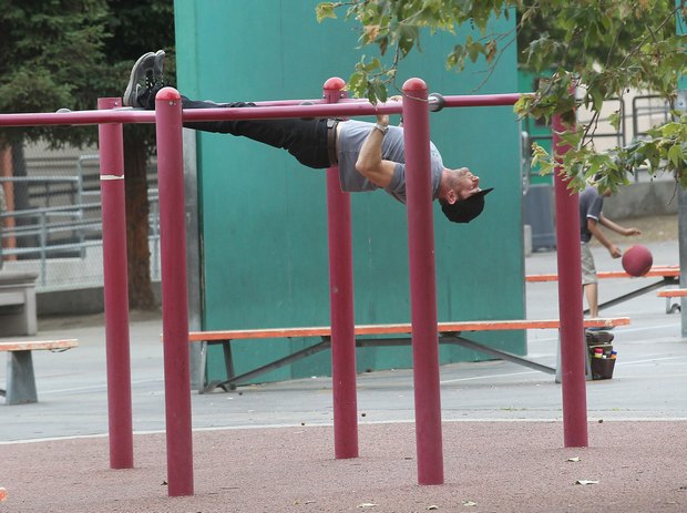 Naomi Watts szaleje w parku z całą rodzinką (FOTO) Naomi Watts szaleje w parku z całą rodzinką (FOTO)