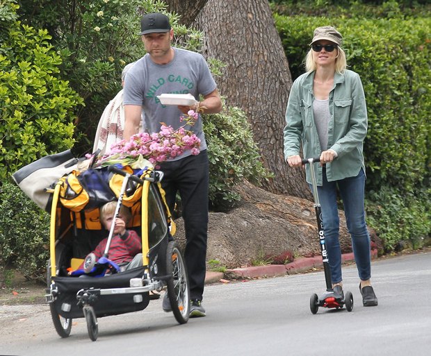 Naomi Watts szaleje w parku z całą rodzinką (FOTO) Naomi Watts szaleje w parku z całą rodzinką (FOTO)