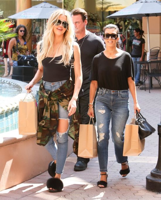 Wpadka? Nawet Kourtney Kardashian śmiała się z butów Khloe! (FOTO) Wpadka? Nawet Kourtney Kardashian śmiała się z butów Khloe! (FOTO)