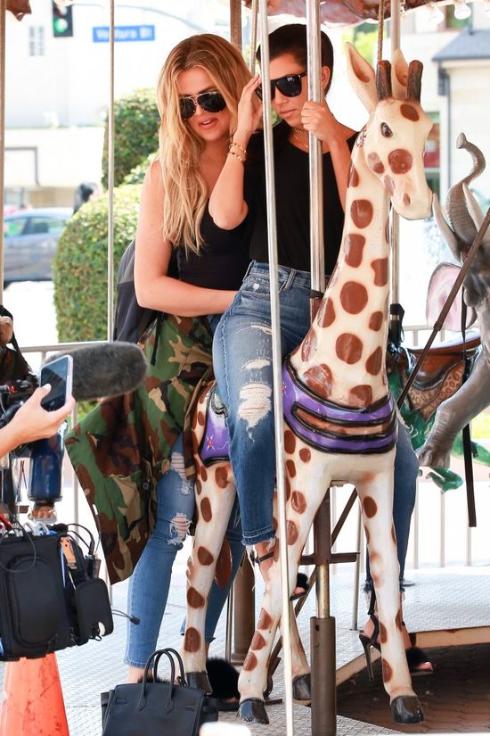 Wpadka? Nawet Kourtney Kardashian śmiała się z butów Khloe! (FOTO) Wpadka? Nawet Kourtney Kardashian śmiała się z butów Khloe! (FOTO)