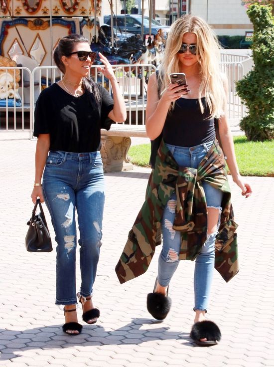 Wpadka? Nawet Kourtney Kardashian śmiała się z butów Khloe! (FOTO) Wpadka? Nawet Kourtney Kardashian śmiała się z butów Khloe! (FOTO)