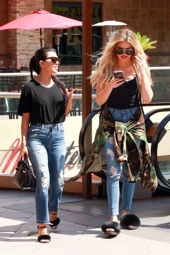 Wpadka? Nawet Kourtney Kardashian śmiała się z butów Khloe! (FOTO) Wpadka? Nawet Kourtney Kardashian śmiała się z butów Khloe! (FOTO)