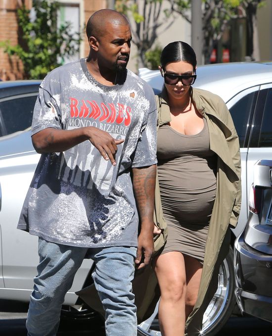 Kanye West całuje... Kanye Westa?! 