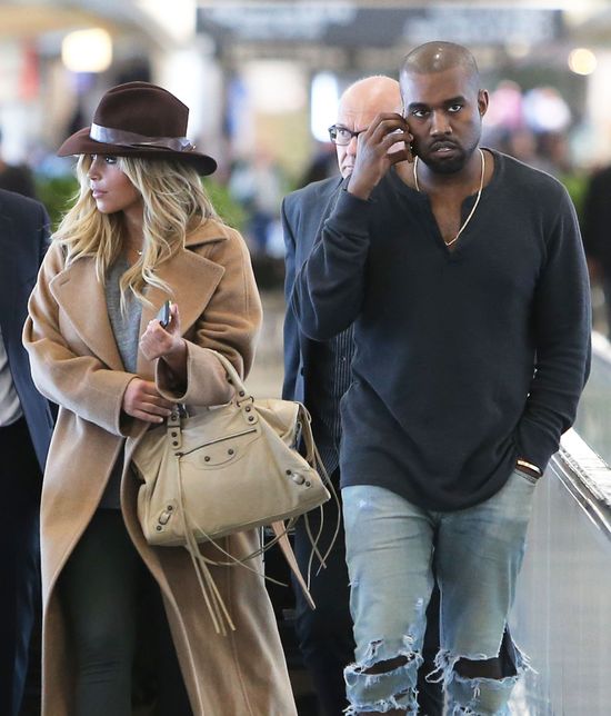 Kim Kardashian chciała się ukryć pod kapeluszem? (FOTO)