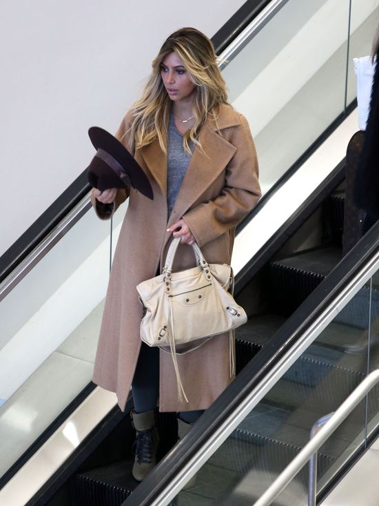 Kim Kardashian chciała się ukryć pod kapeluszem? (FOTO)