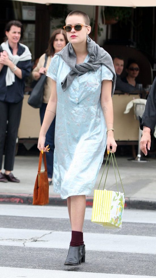 Poszła na spacer z babcią, więc ubrała się jak babcia (FOTO)