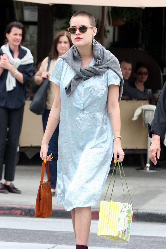 Poszła na spacer z babcią, więc ubrała się jak babcia (FOTO)