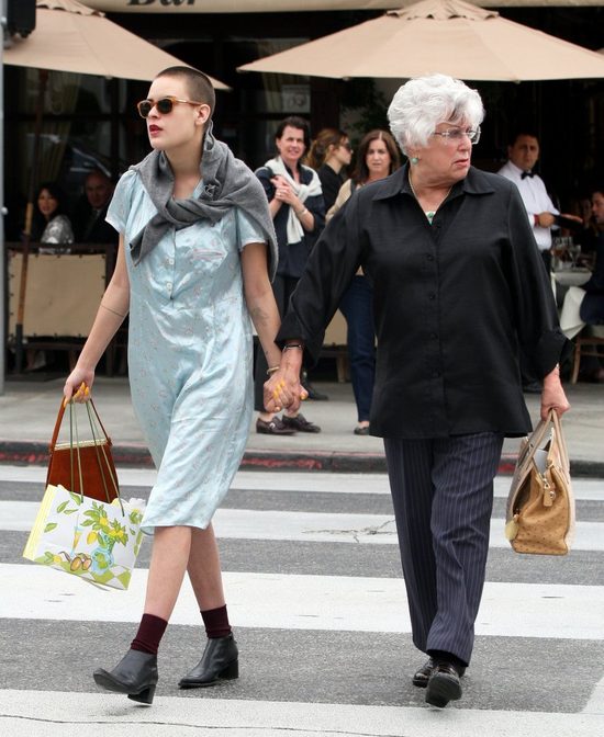 Poszła na spacer z babcią, więc ubrała się jak babcia (FOTO)