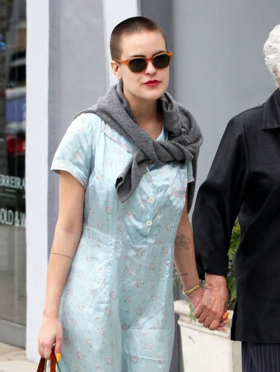 Poszła na spacer z babcią, więc ubrała się jak babcia (FOTO)