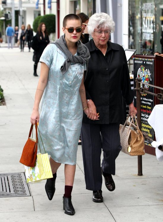 Poszła na spacer z babcią, więc ubrała się jak babcia (FOTO)