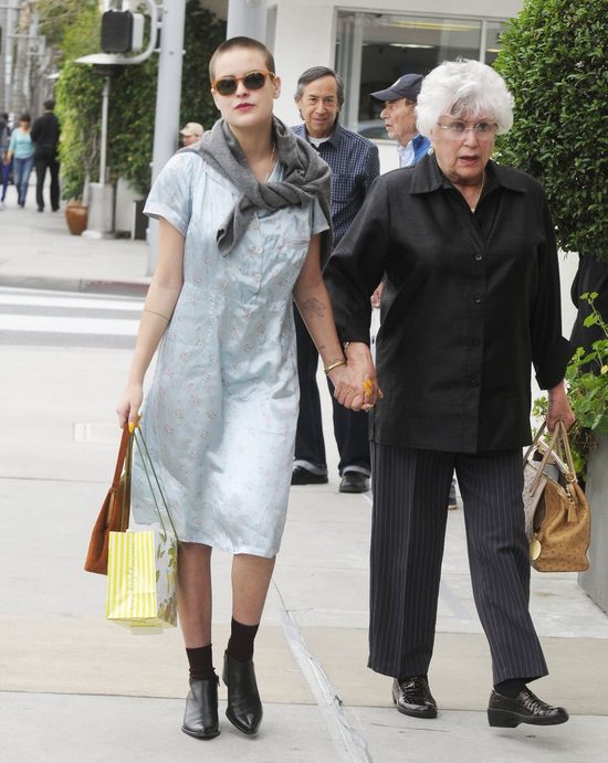 Poszła na spacer z babcią, więc ubrała się jak babcia (FOTO)