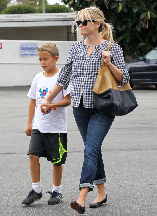 Reese Witherspoon po porodzie nie wygląda na gwiazdę (FOTO)