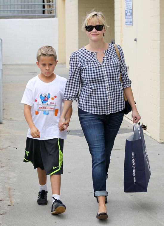 Reese Witherspoon po porodzie nie wygląda na gwiazdę (FOTO)