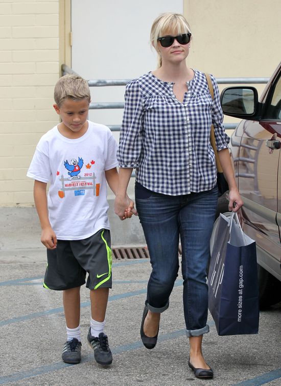 Reese Witherspoon po porodzie nie wygląda na gwiazdę (FOTO)