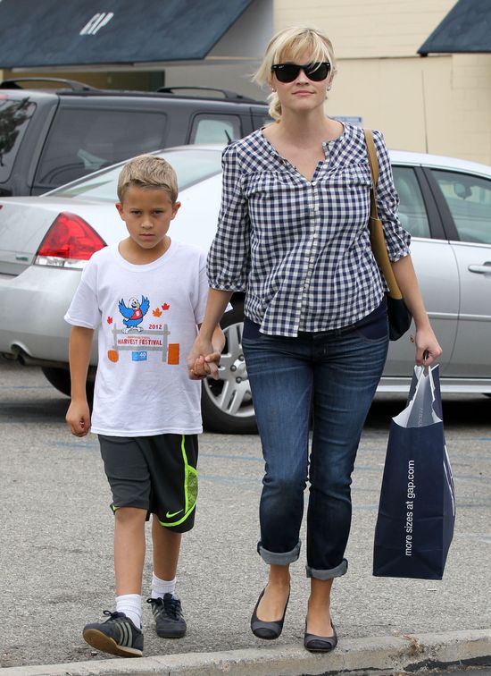 Reese Witherspoon po porodzie nie wygląda na gwiazdę (FOTO)