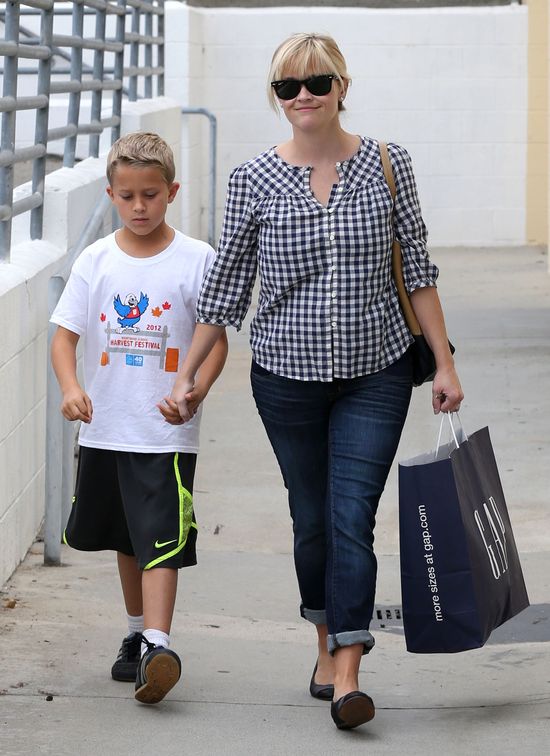 Reese Witherspoon po porodzie nie wygląda na gwiazdę (FOTO)